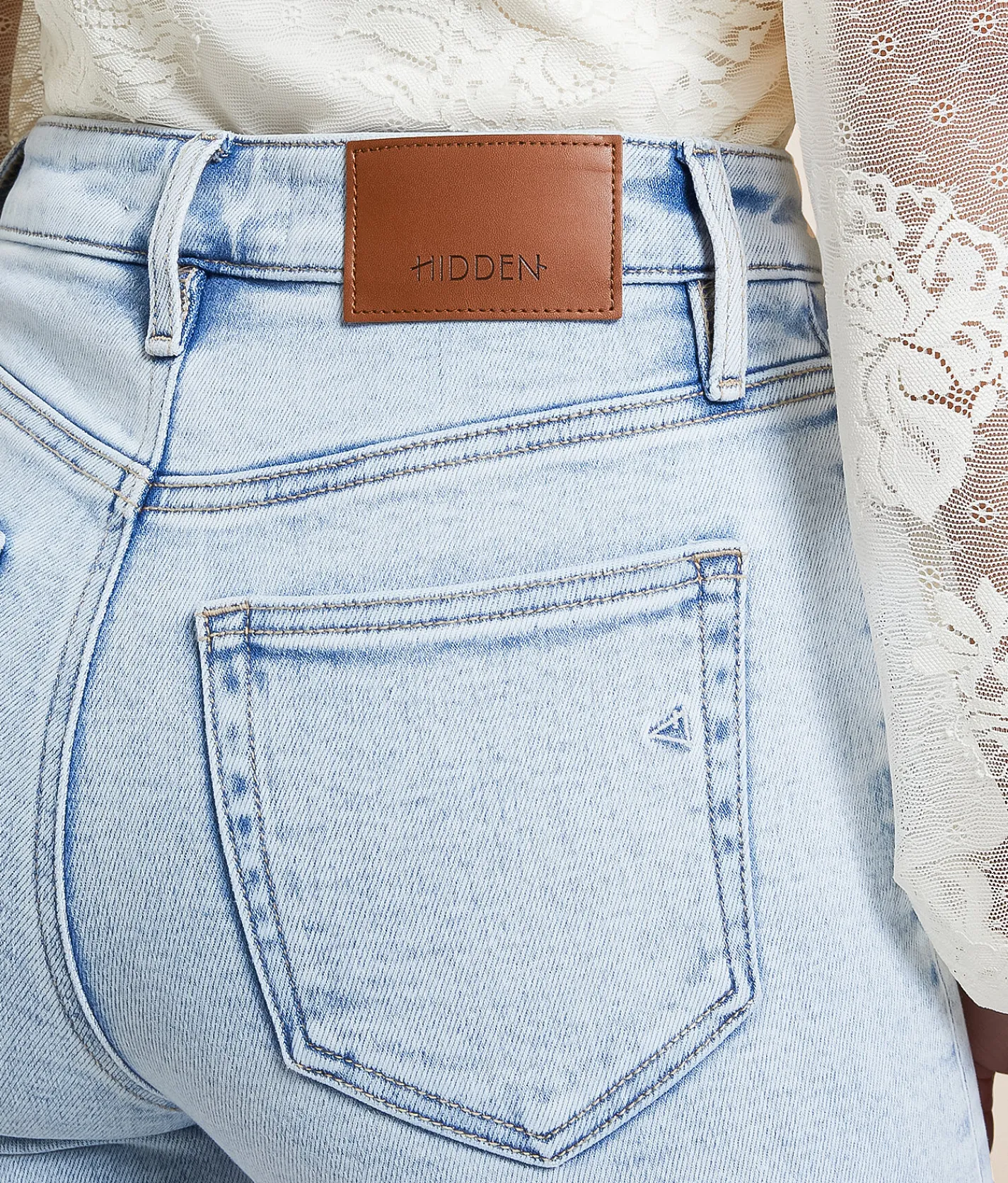 HIDDEN Ella Cropped Straight Stretch Jean Light Hot