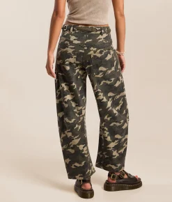 Veveret High Rise Barrel Jean Camo New