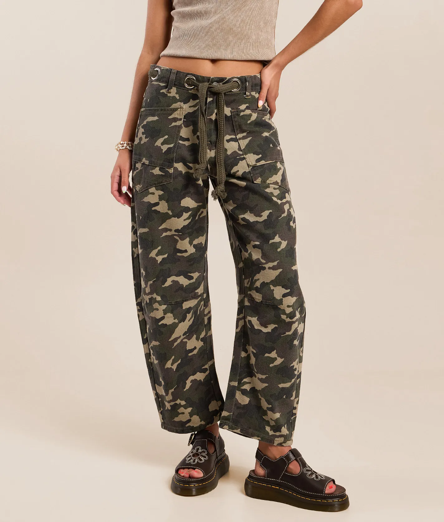 Veveret High Rise Barrel Jean Camo New