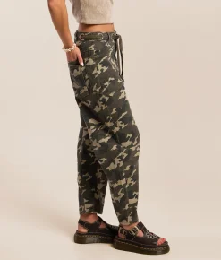Veveret High Rise Barrel Jean Camo New