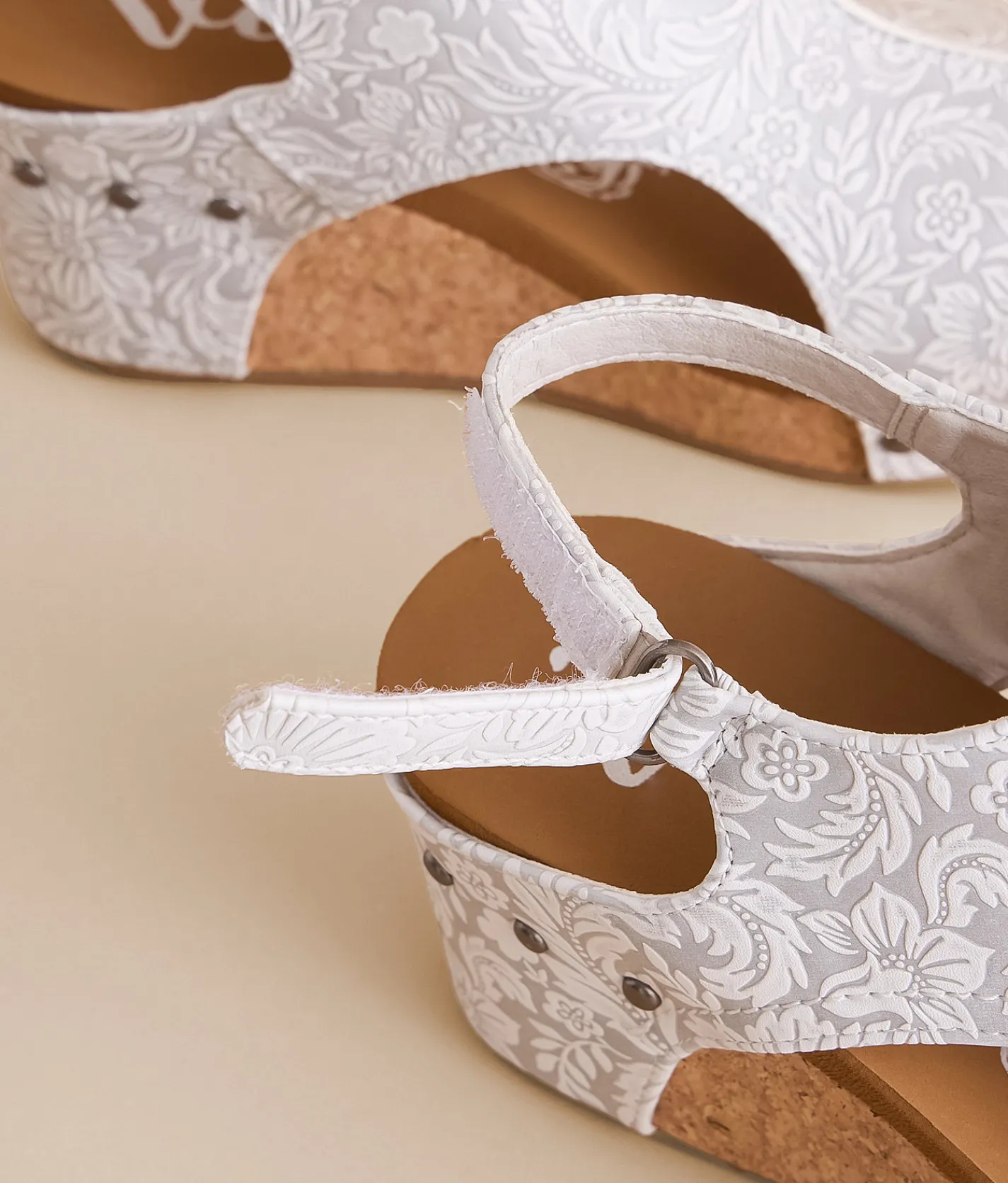 Very G Isabella Western Wedge Sandal Lt Grey New
